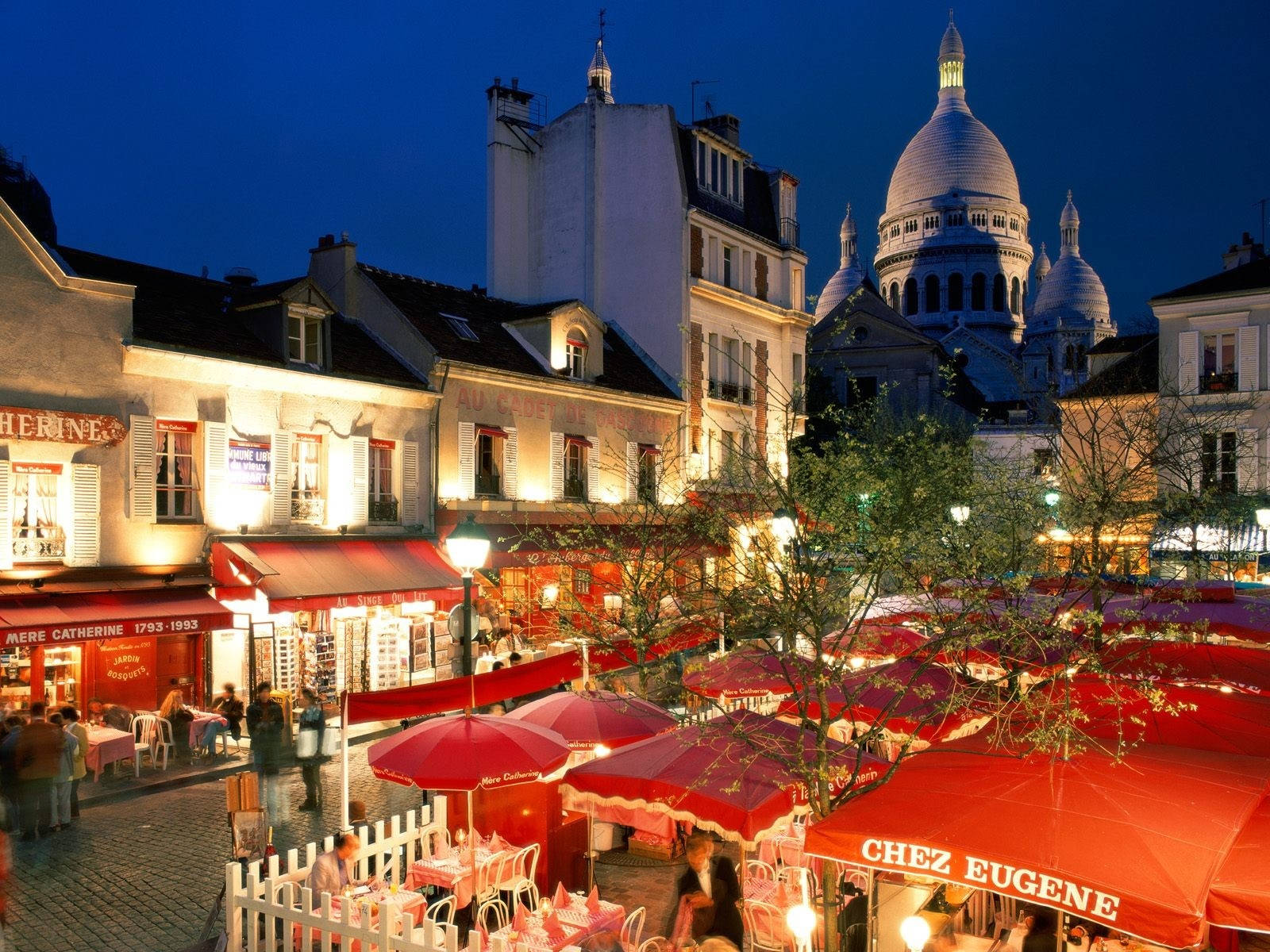 Sacre Coeur Basilica Behind Place Du Tertre Background