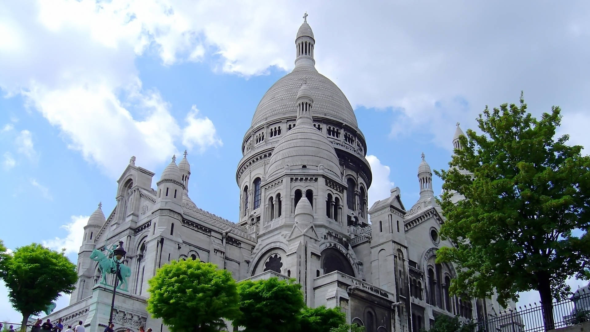 Sacre Coeur Basilica Daytime Background