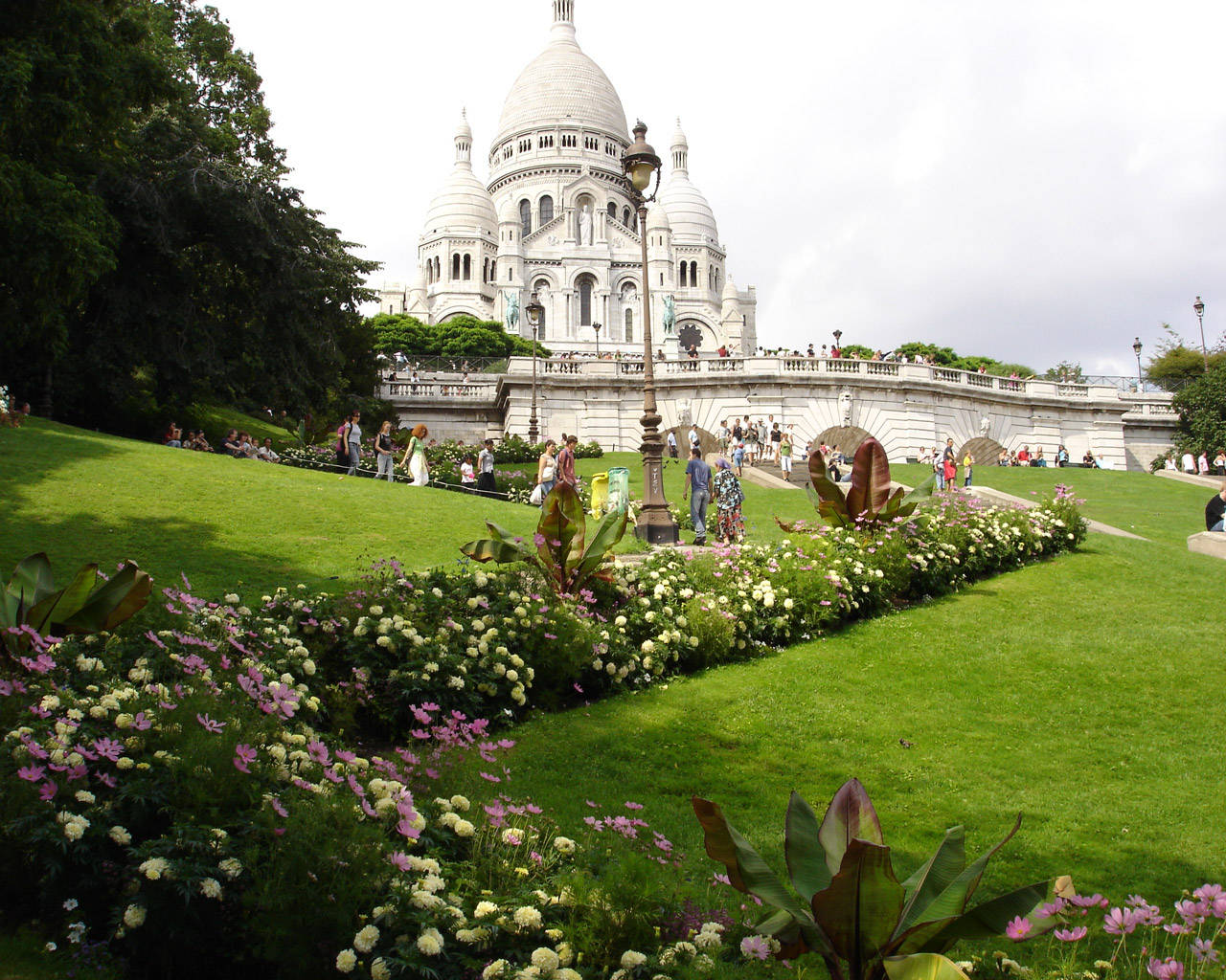 Sacre Coeur Basilica Garden Background