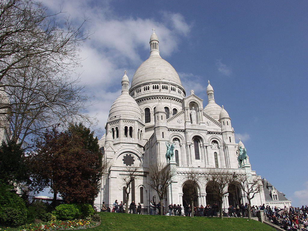 Sacre Coeur With Crowd In Front Background