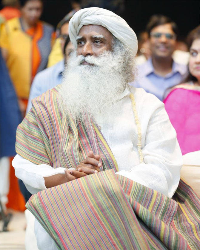 Sadhguru In The Middle Of A Crowd Background