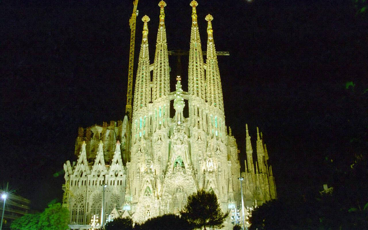 Sagrada Familia At Night Background