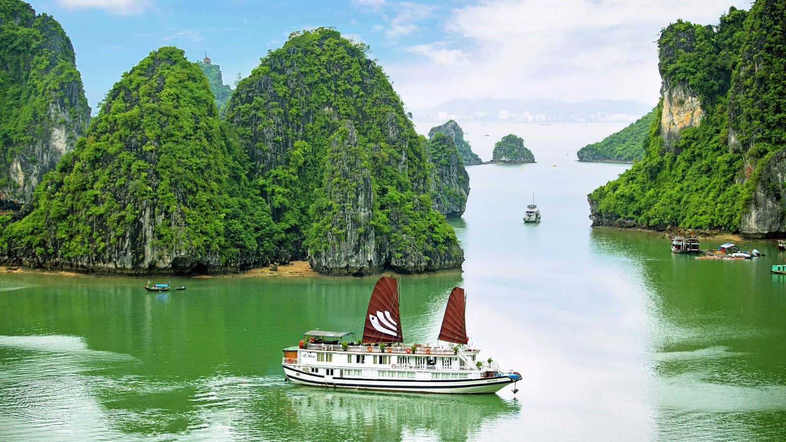 Sailing Cruise Ships In Halong Bay Background