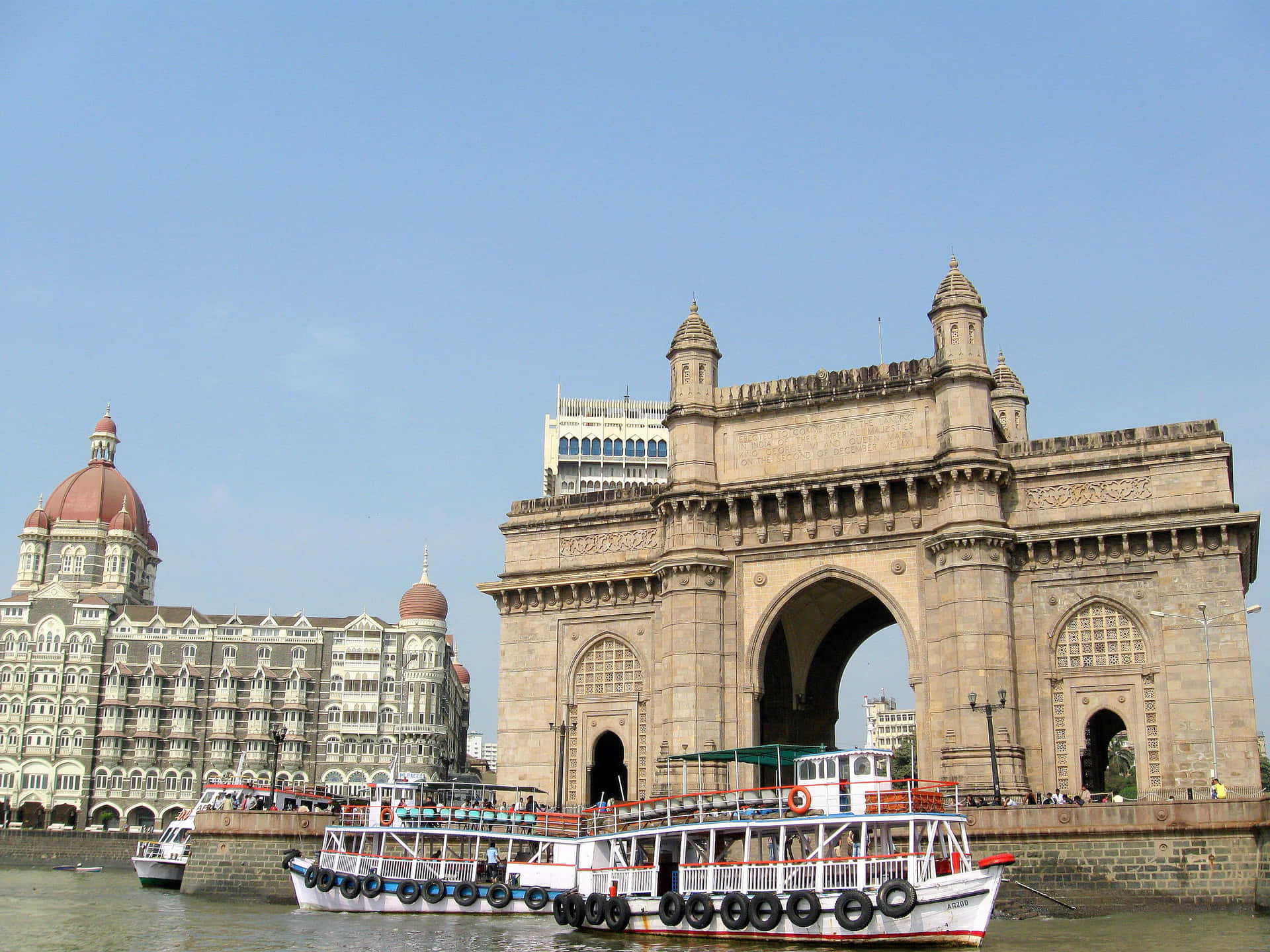 Sailing Past Gateway To India Background