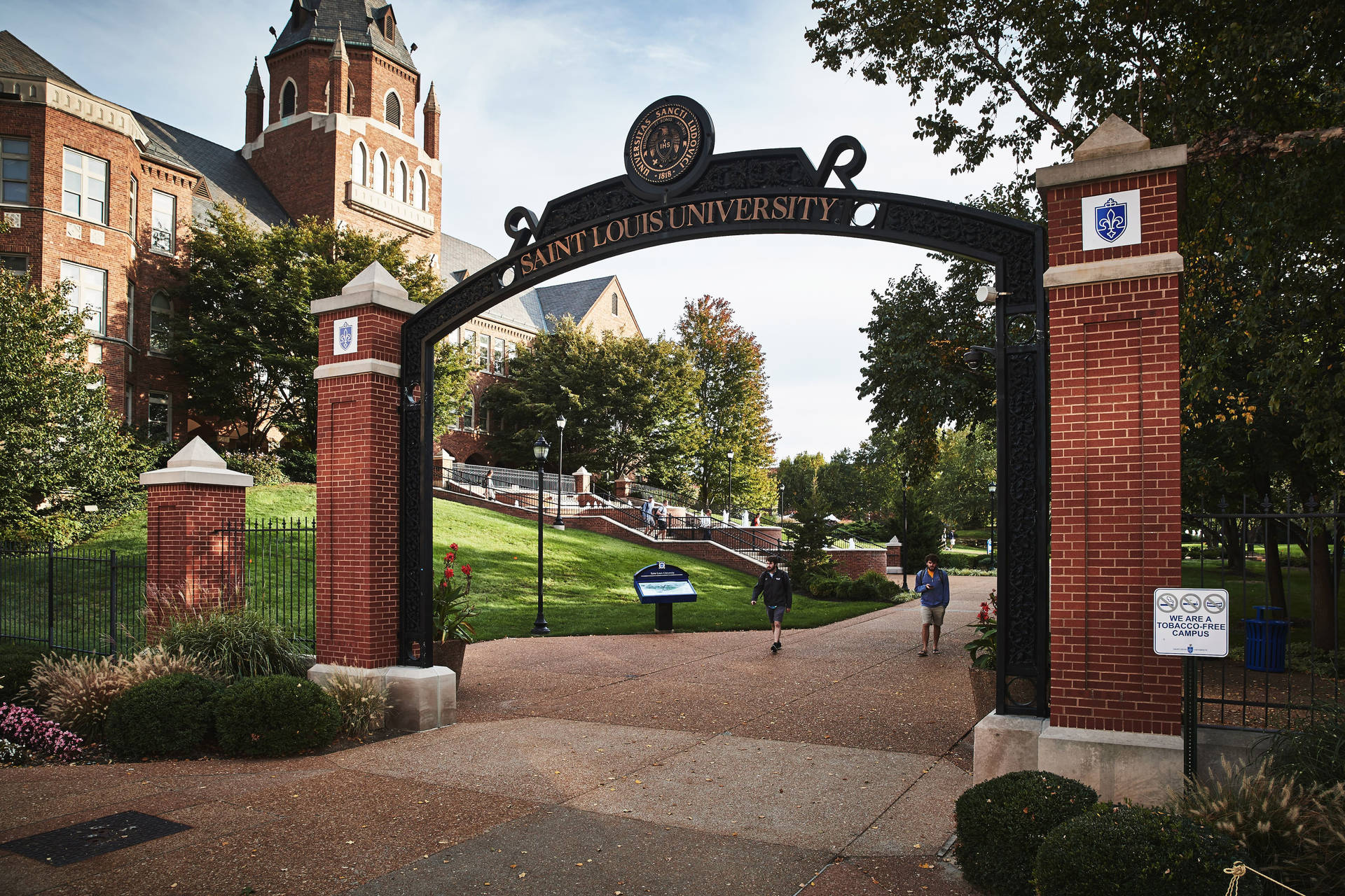 Saint Louis University Arch And Doburg Background