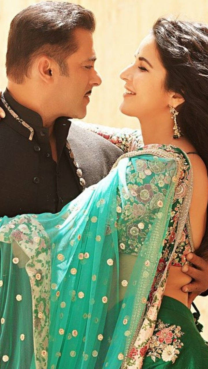 Salman Khan Hugging Katrina Kaif In Indian Clothing Hd Background