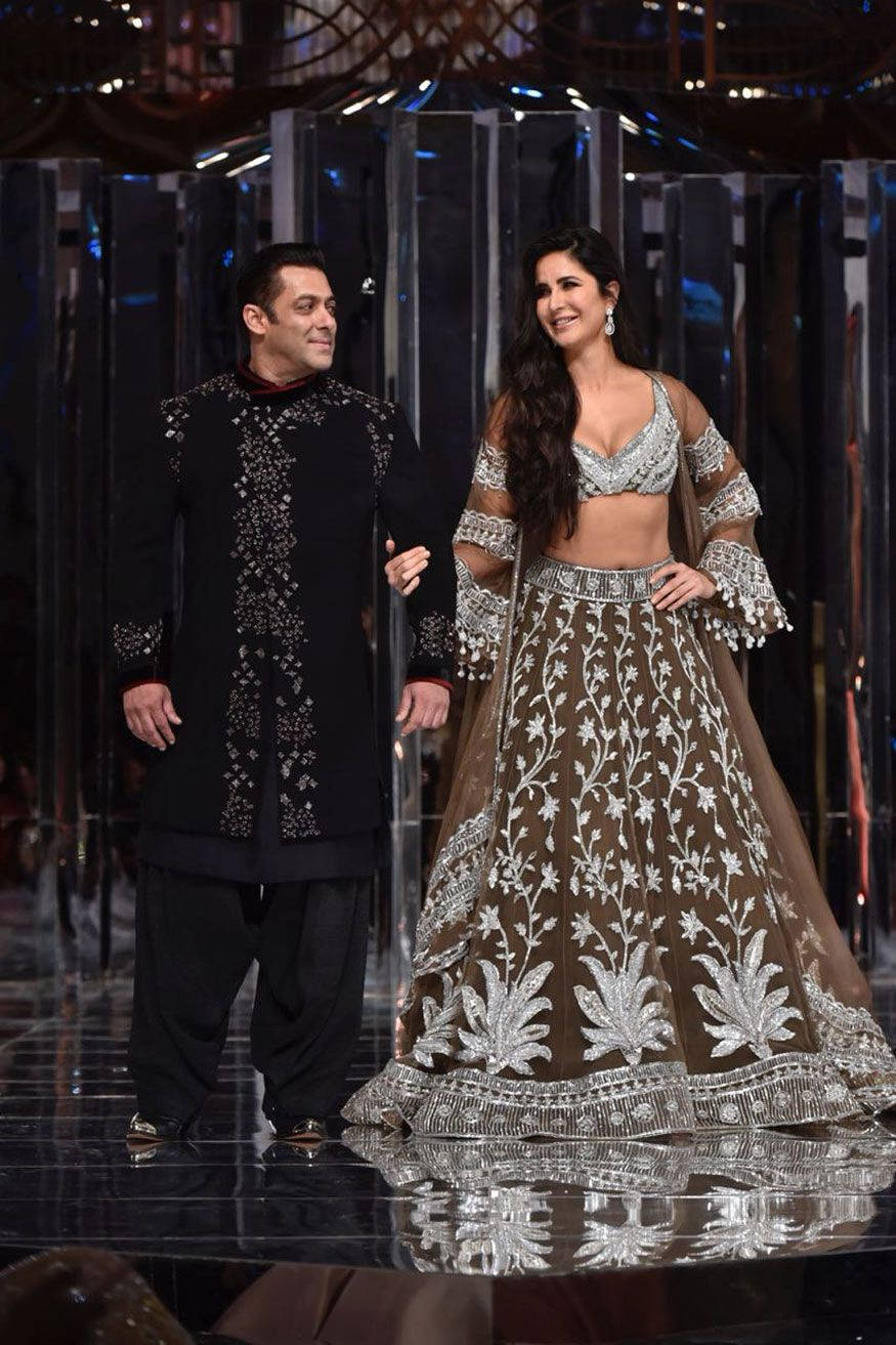 Salman Khan Katrina Kaif Smiling In Indian Clothing Hd Background