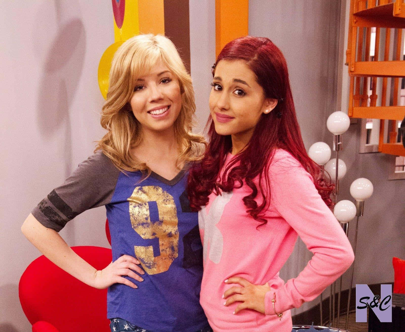 Sam And Cat Smiling Together Background