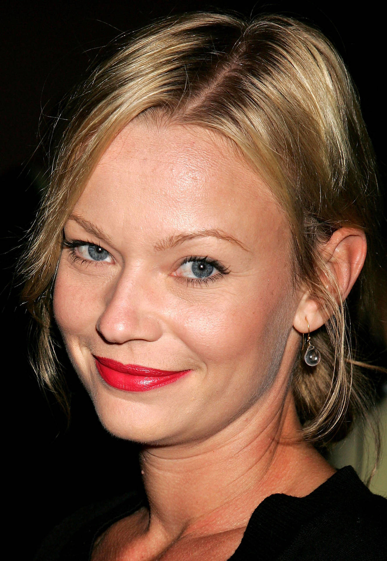 Samantha Mathis Red Lipsticks Background