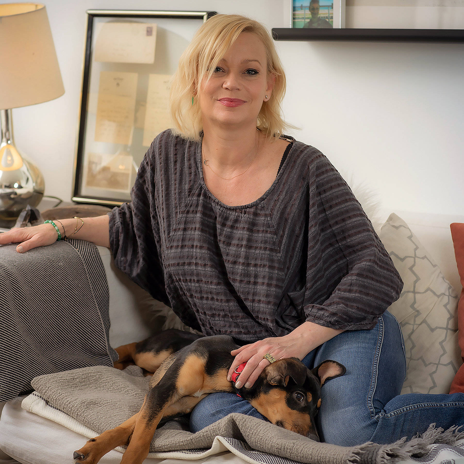 Samantha Mathis With A Dog Background