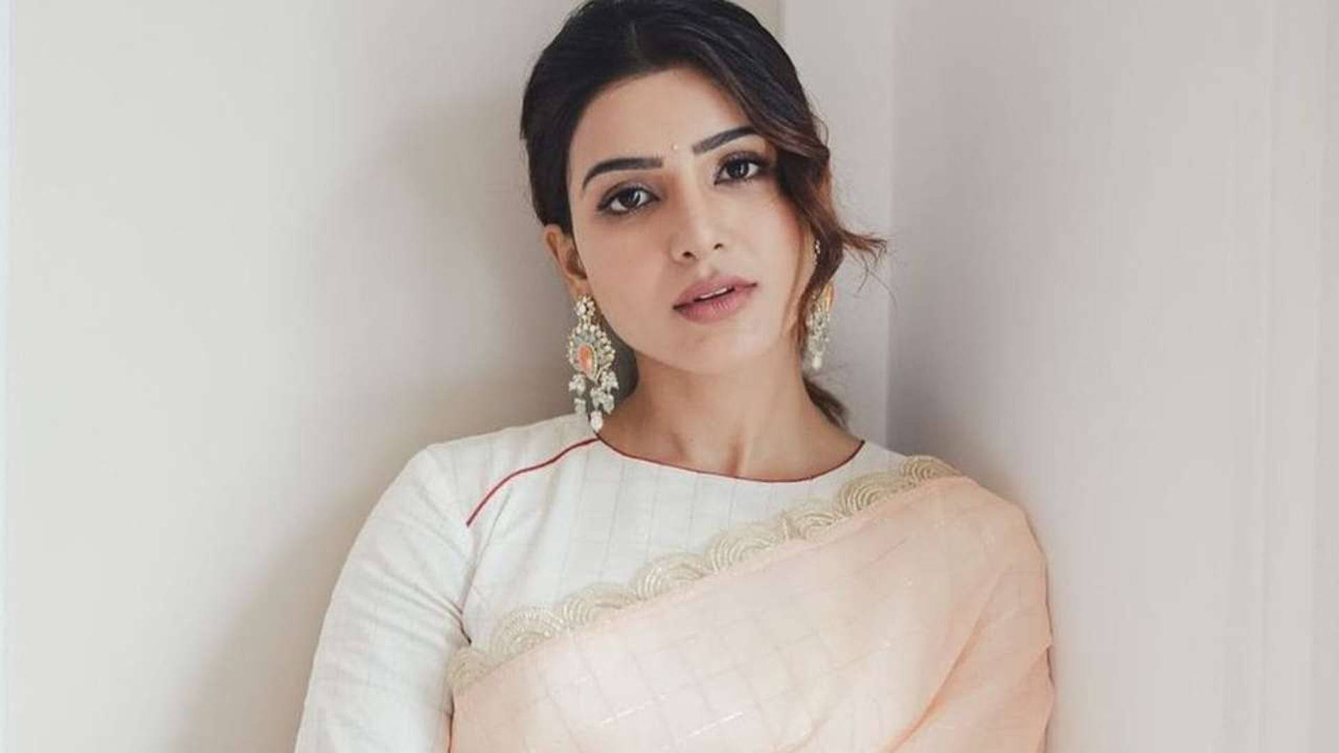 Samantha Saree Leaning Against Wall Background