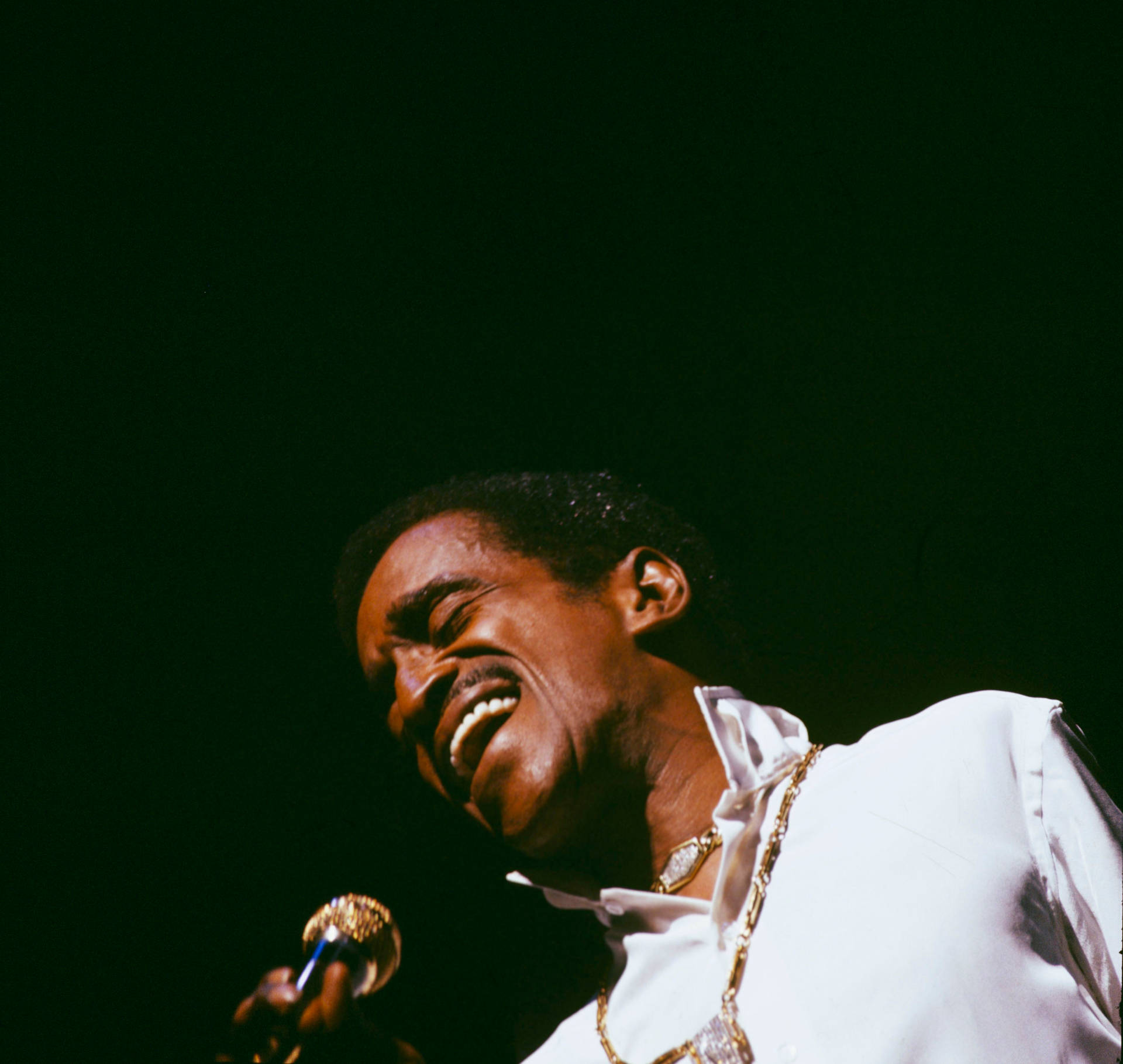 Sammy Davis Jr. Delivering A Memorable Performance At The Palladium In 1976. Background