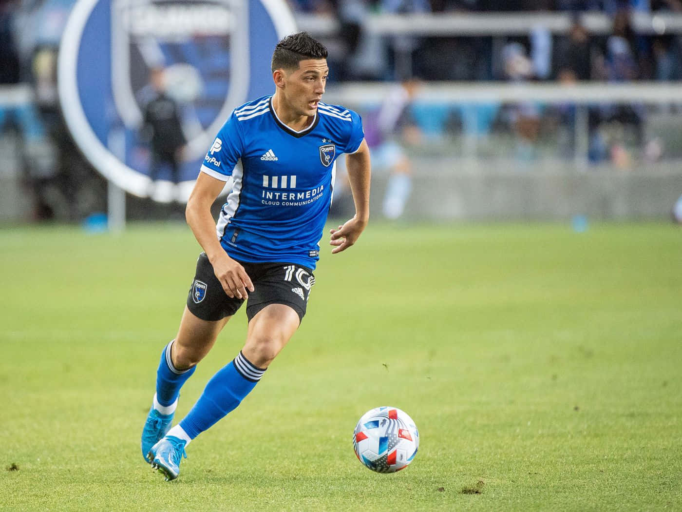 San Jose Earthquakes Footballer Cristian Espinoza Dribbling The Ball Background