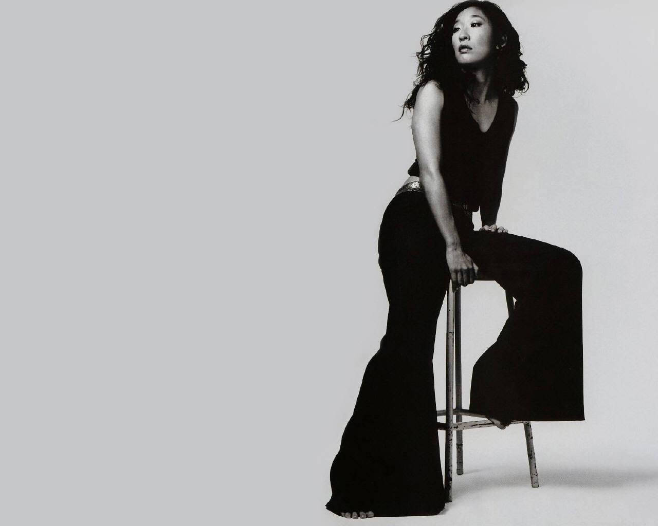 Sandra Oh Bryan Adams Photoshoot Background