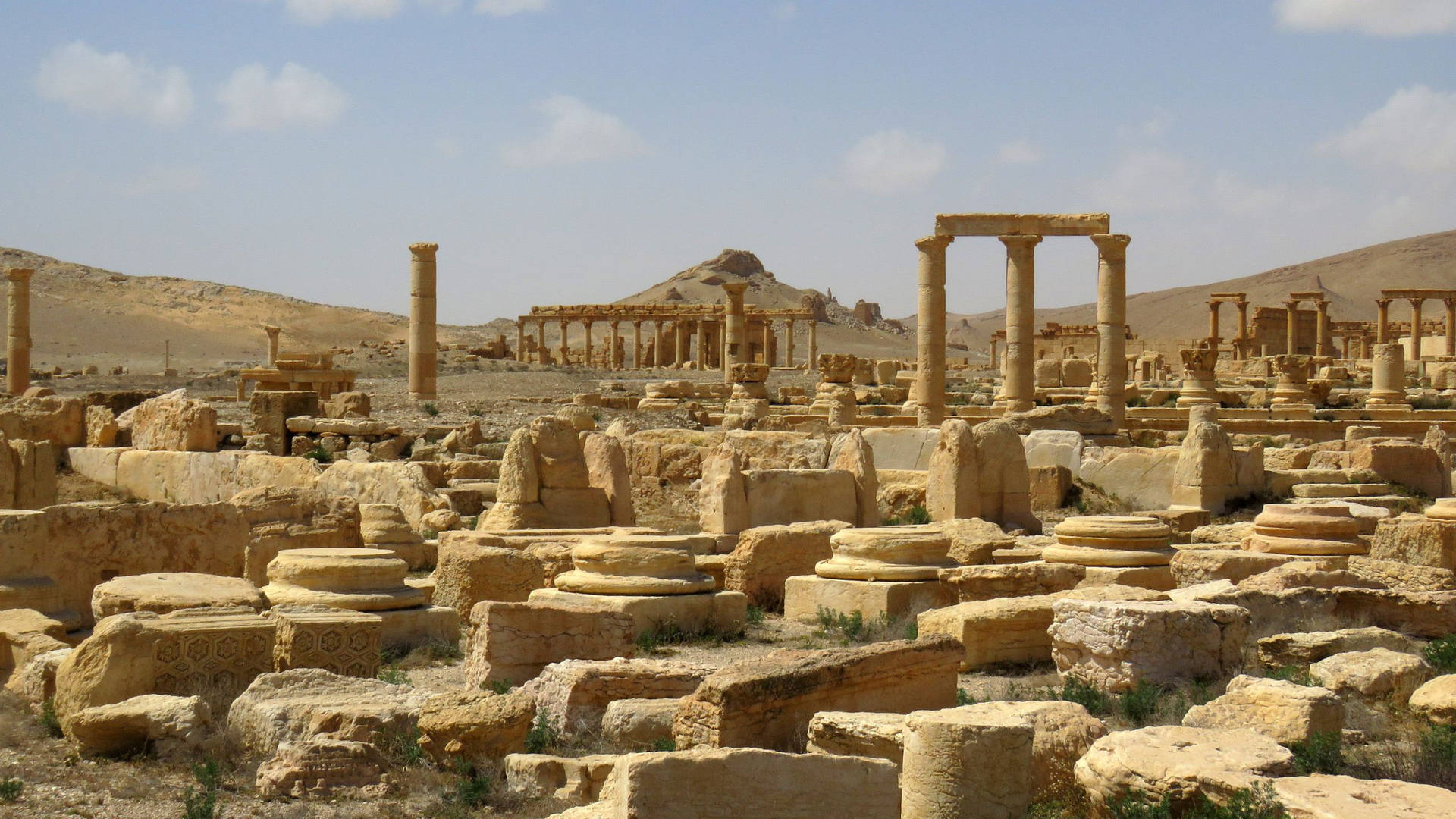 Sandstone Structures In Palmyra's Arch Of Triumph Background