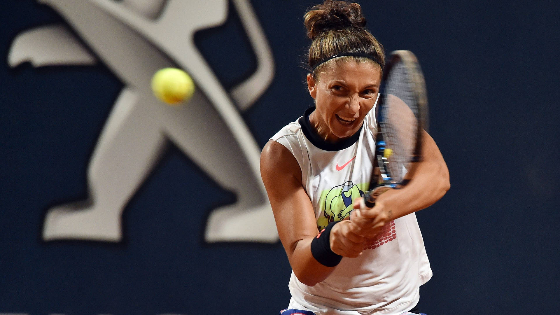 Sara Errani Backhand Receive Background