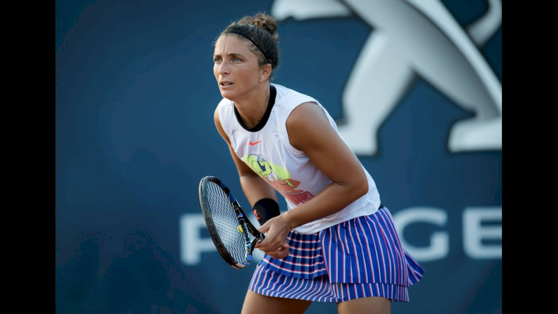 Sara Errani In Deep Concentration On The Tennis Court