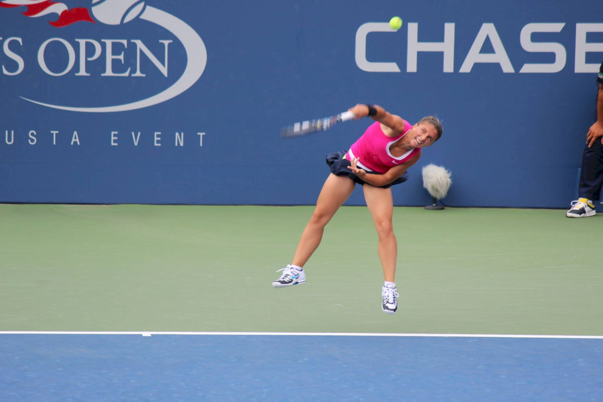 Sara Errani Jump Serve Background