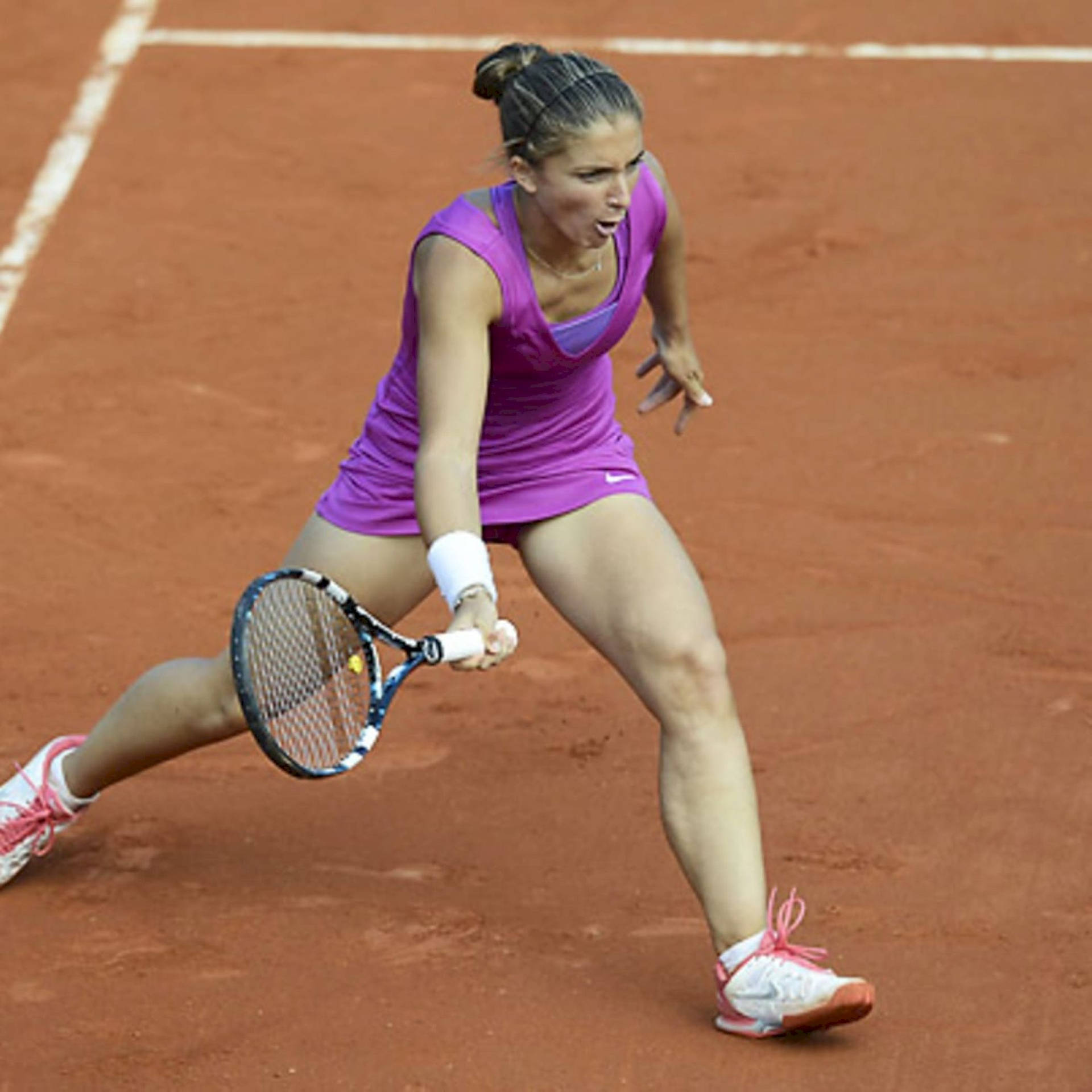 Sara Errani One Leg Forward