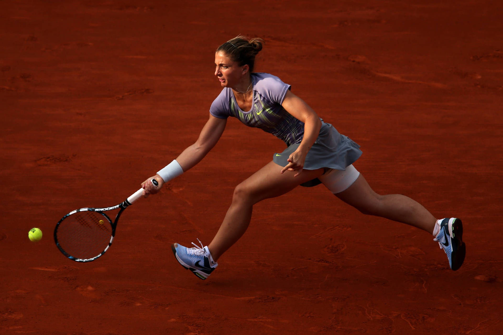 Sara Errani Running After Ball