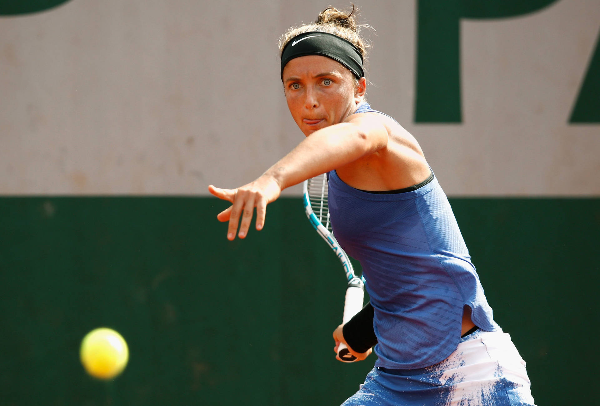 Sara Errani Serving