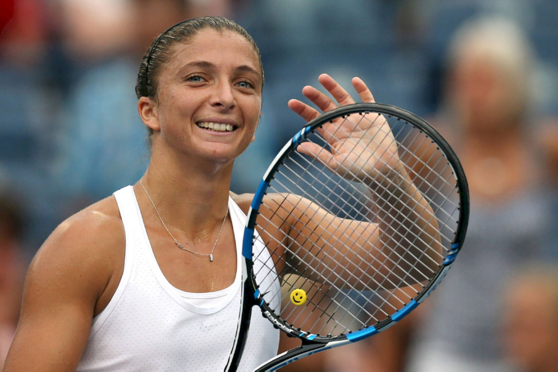 Sara Errani Waving