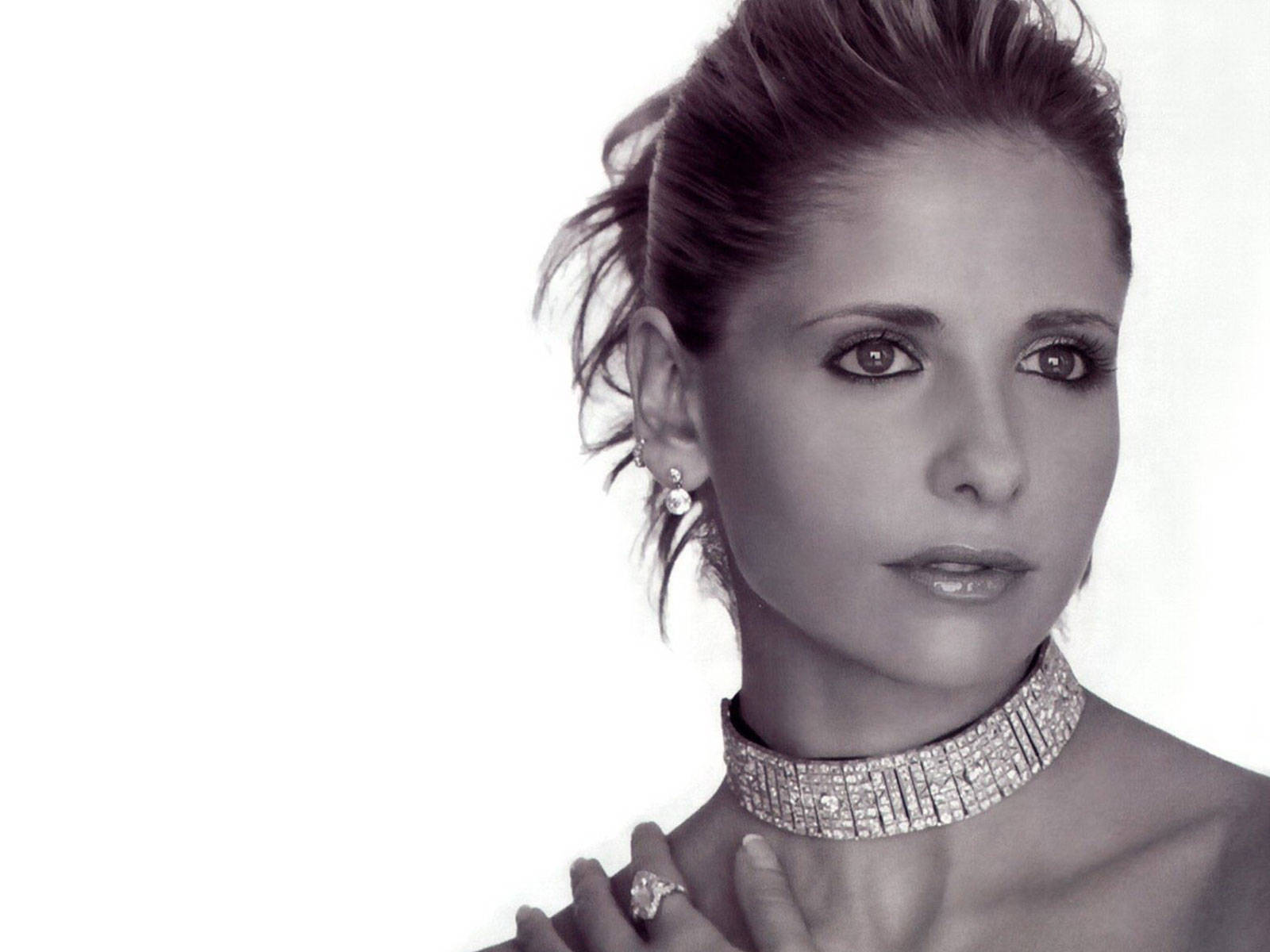 Sarah Michelle Gellar Gracefully Posing For Movieline Magazine Photoshoot Background