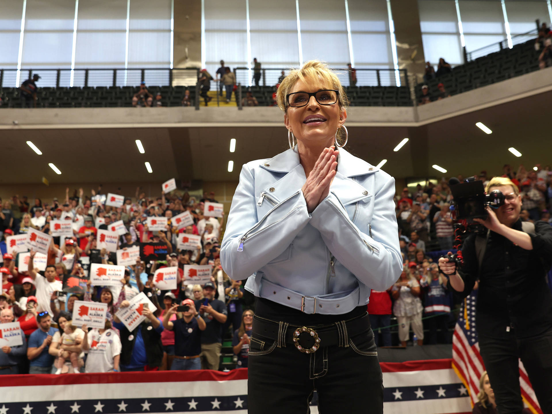 Sarah Palin Speaking At A Rally In Anchorage Background