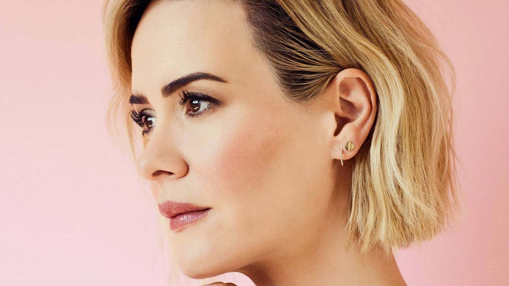 Sarah Paulson Aesthetic Pink Background Background