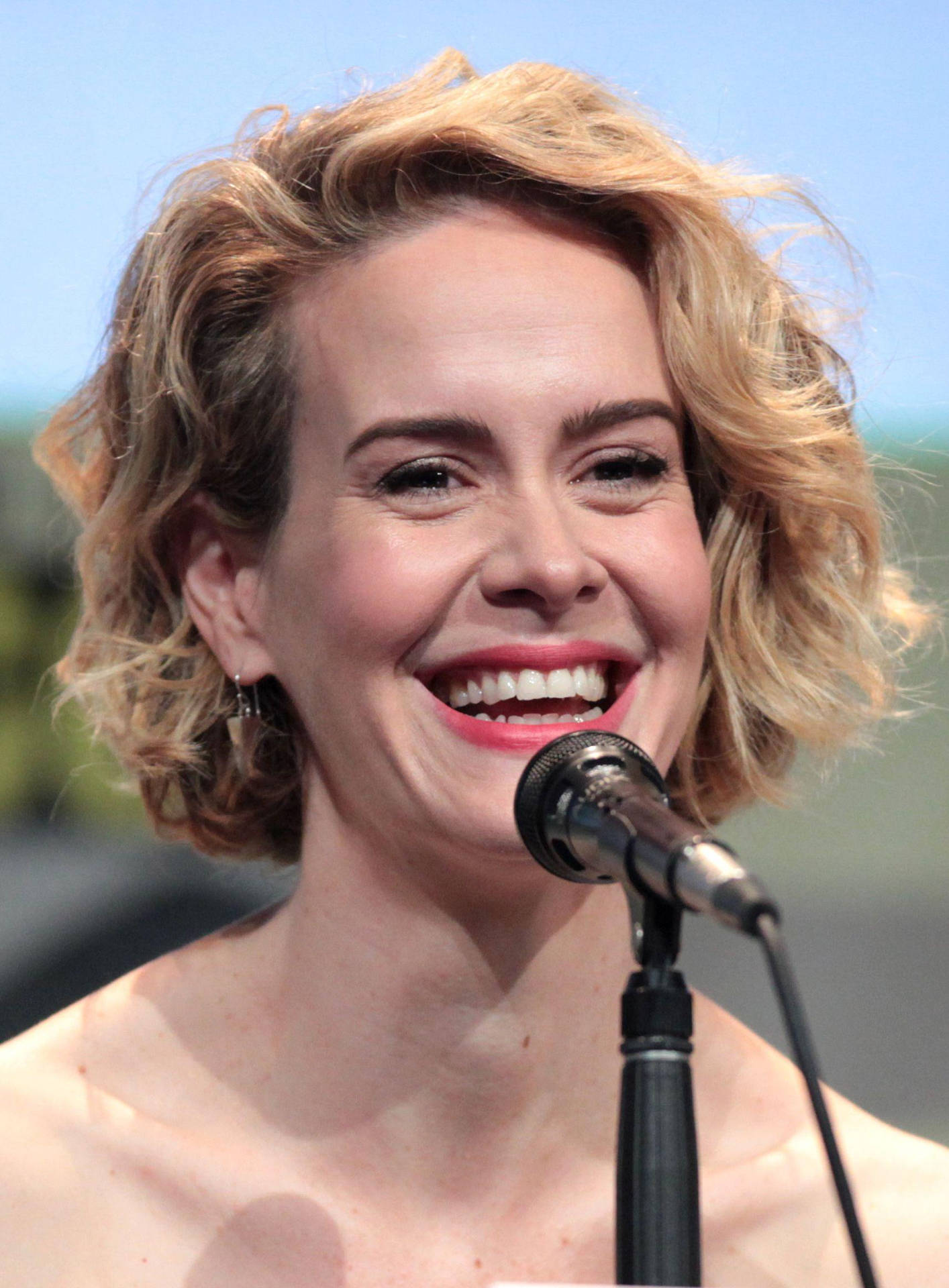 Sarah Paulson Laughing On A Microphone Background