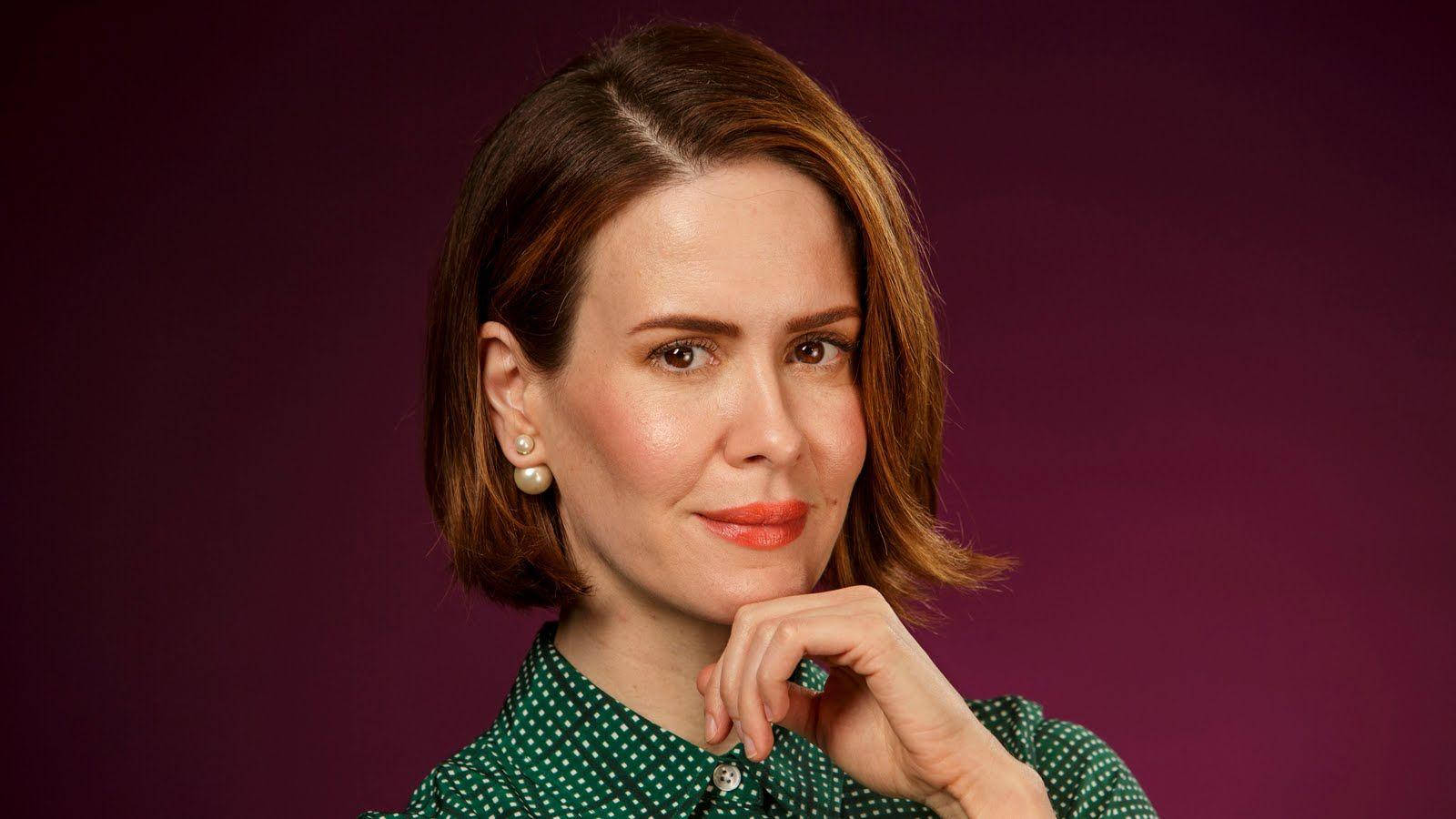 Sarah Paulson Portrait With Maroon Background Background