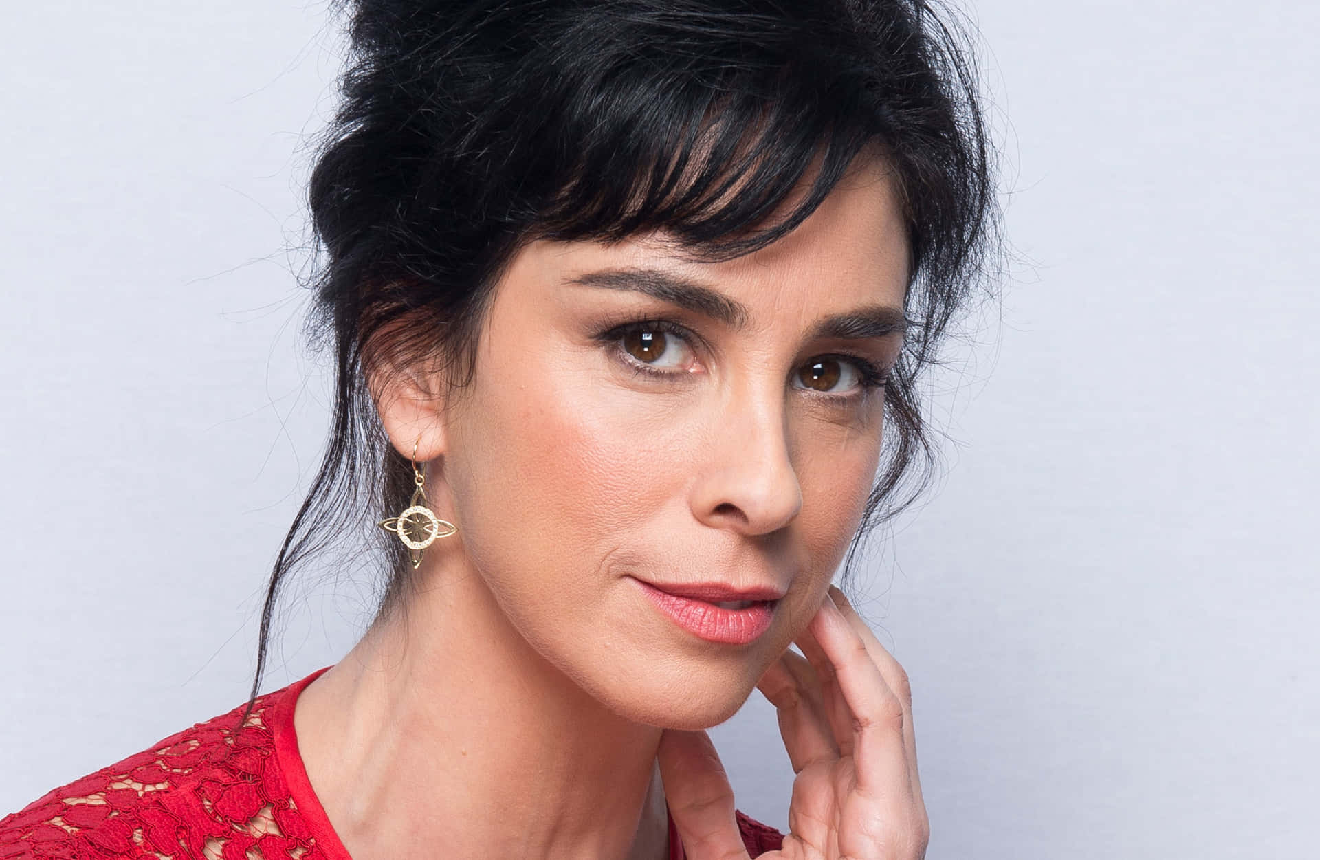 Sarah Silverman Posing For A Portrait Background