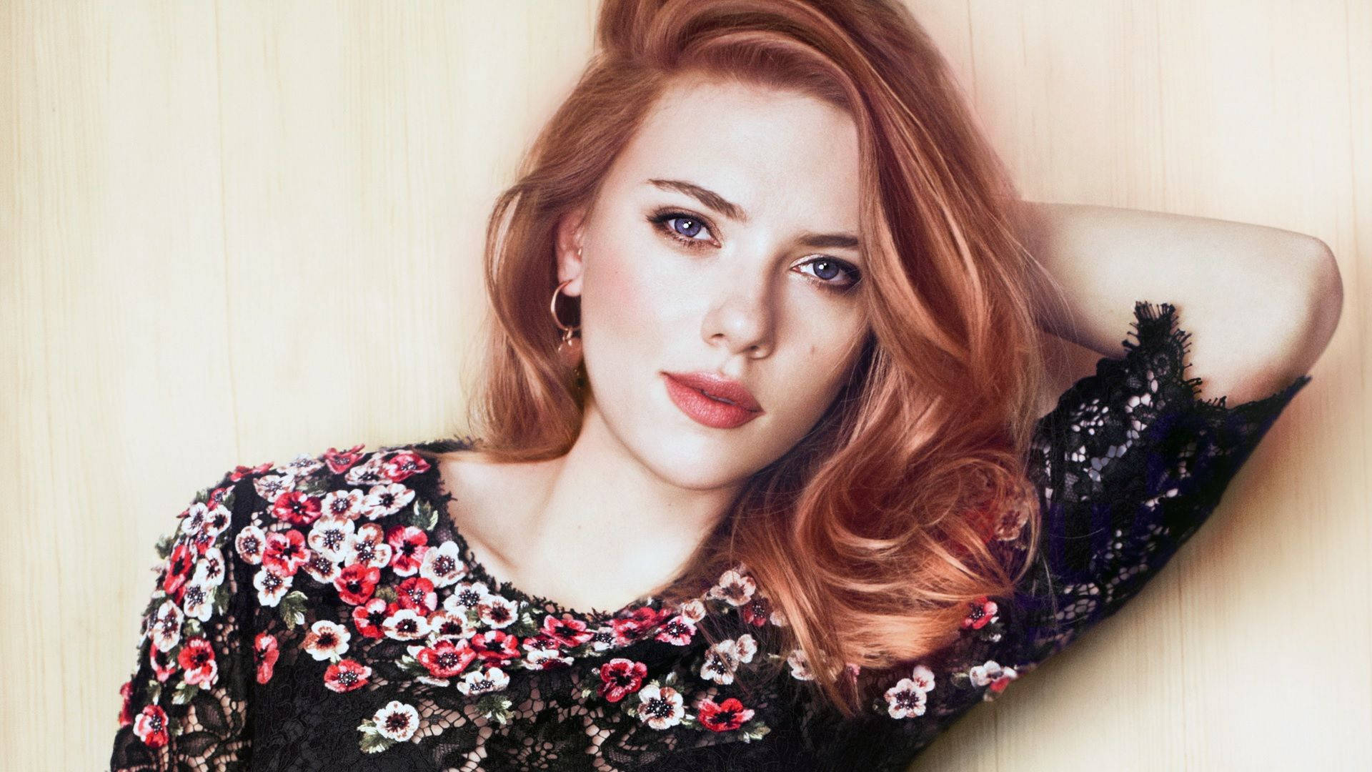 Scarlett Johansson Looking Stunning In Spring Look Background