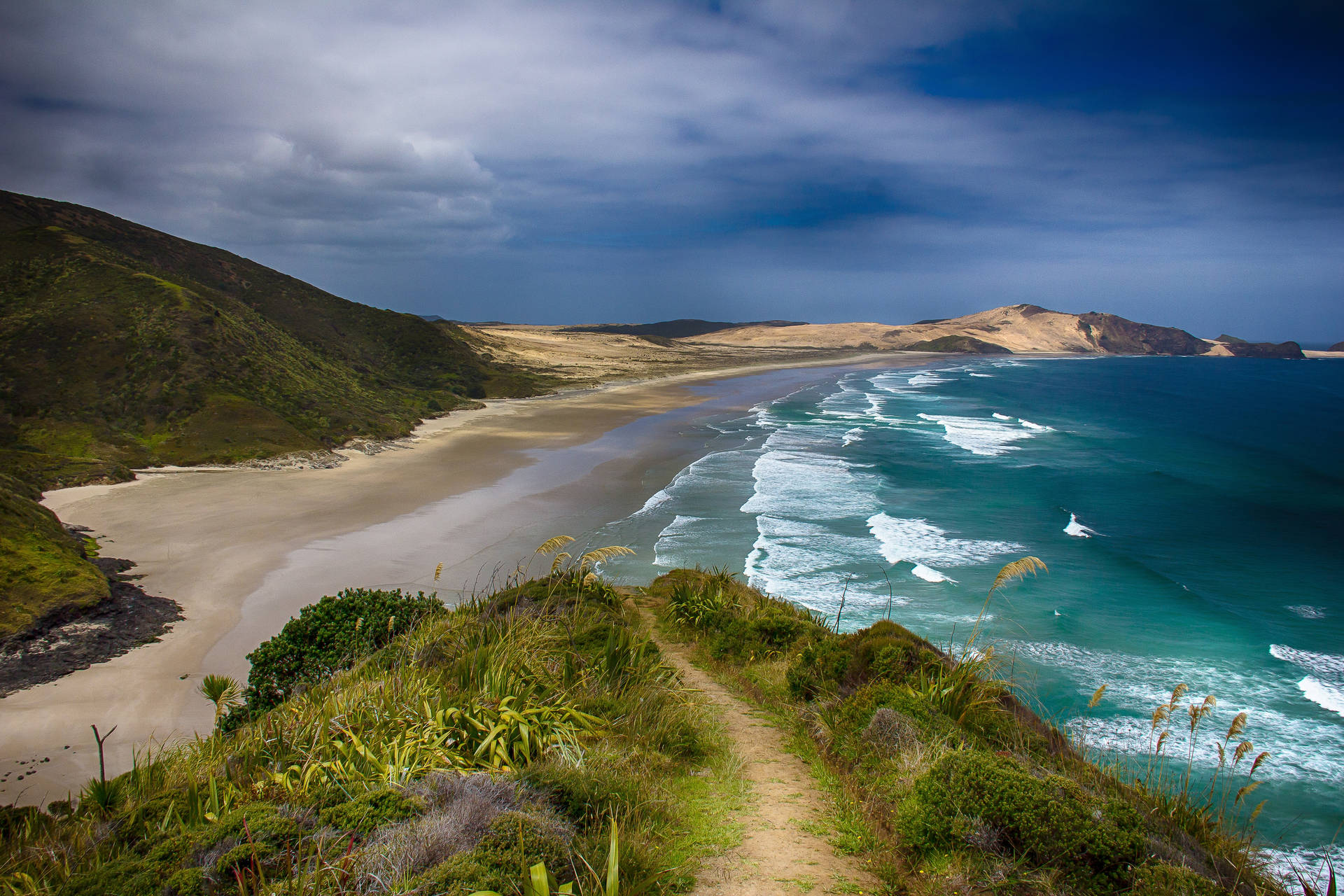 Scenic Beauty Of The Ninety Mile Beach In New Zealand Background
