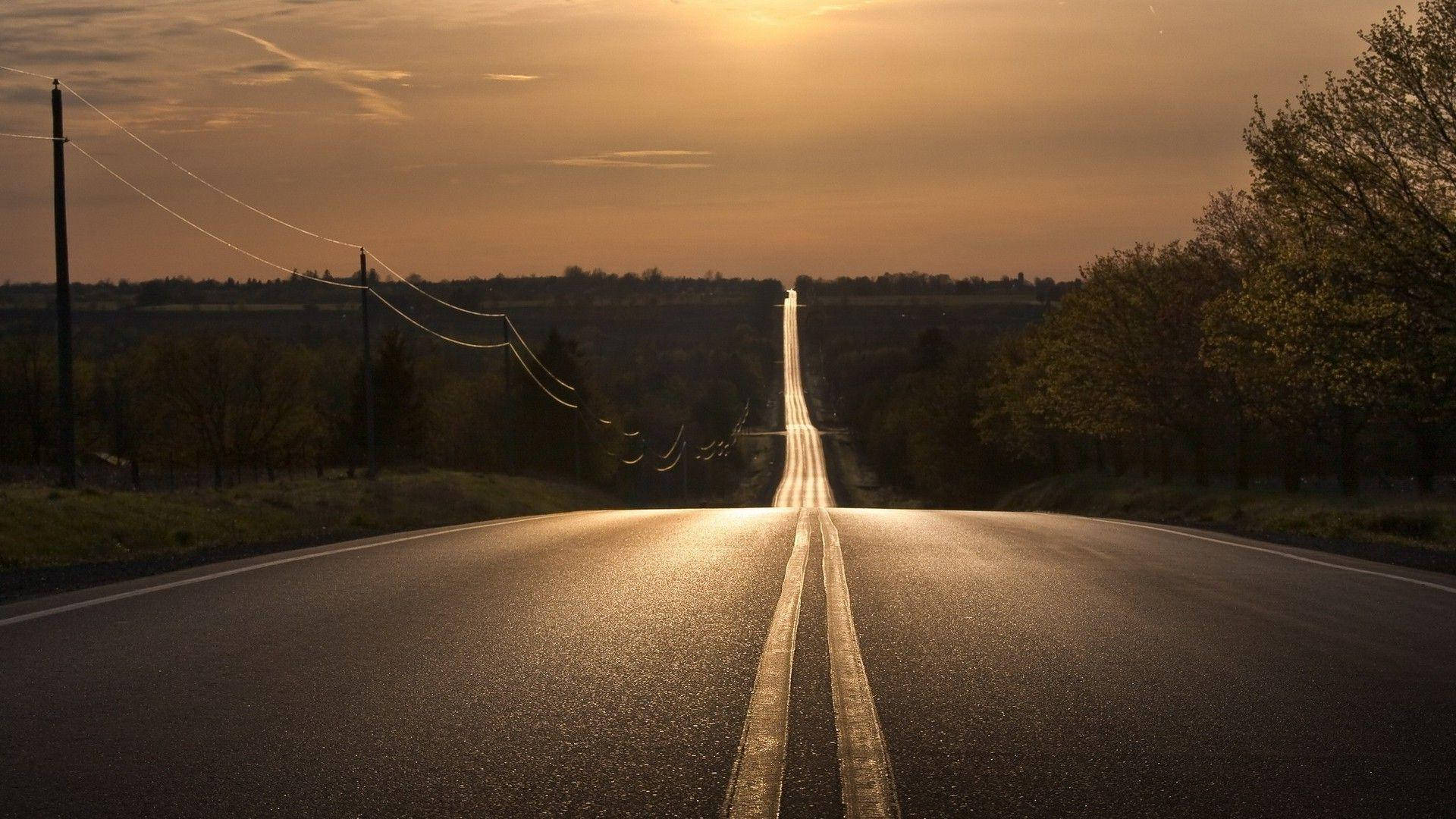 Scenic Long Highway In Milwaukee Background