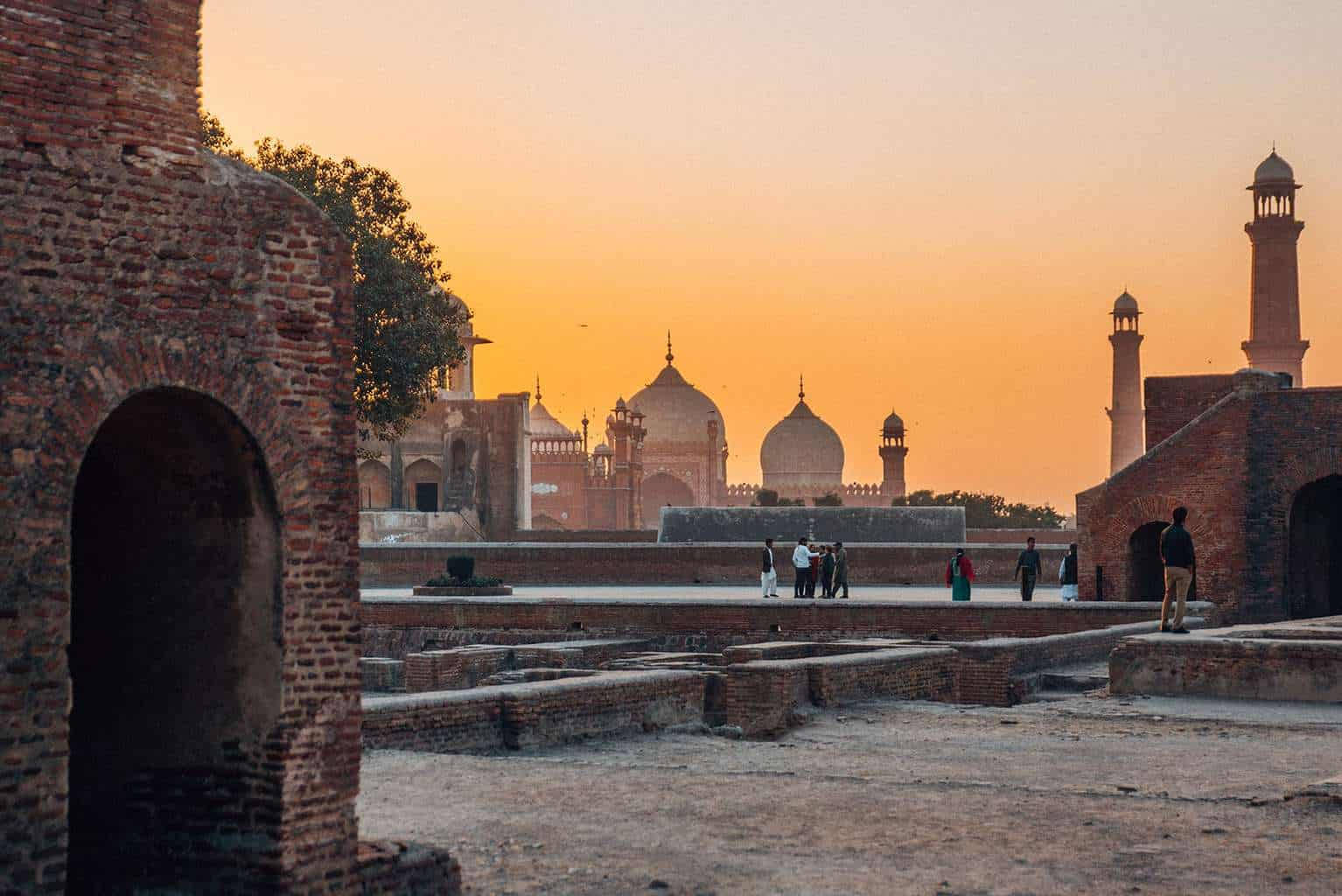 Scenic View Of A Beautiful Mosque In Lahore Background