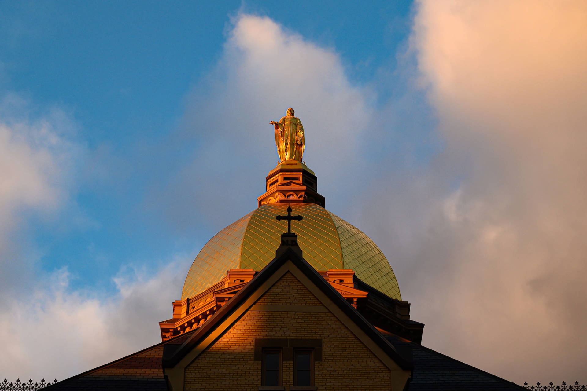 Scenic View Of The Golden Dome At University Of Notre Dame Background