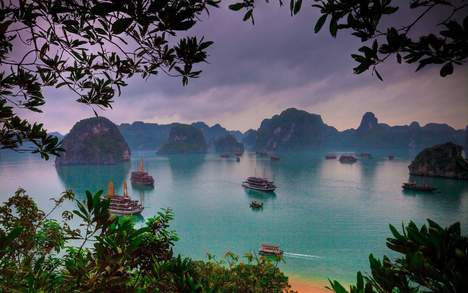 Scenic View Vietnam Bay Background