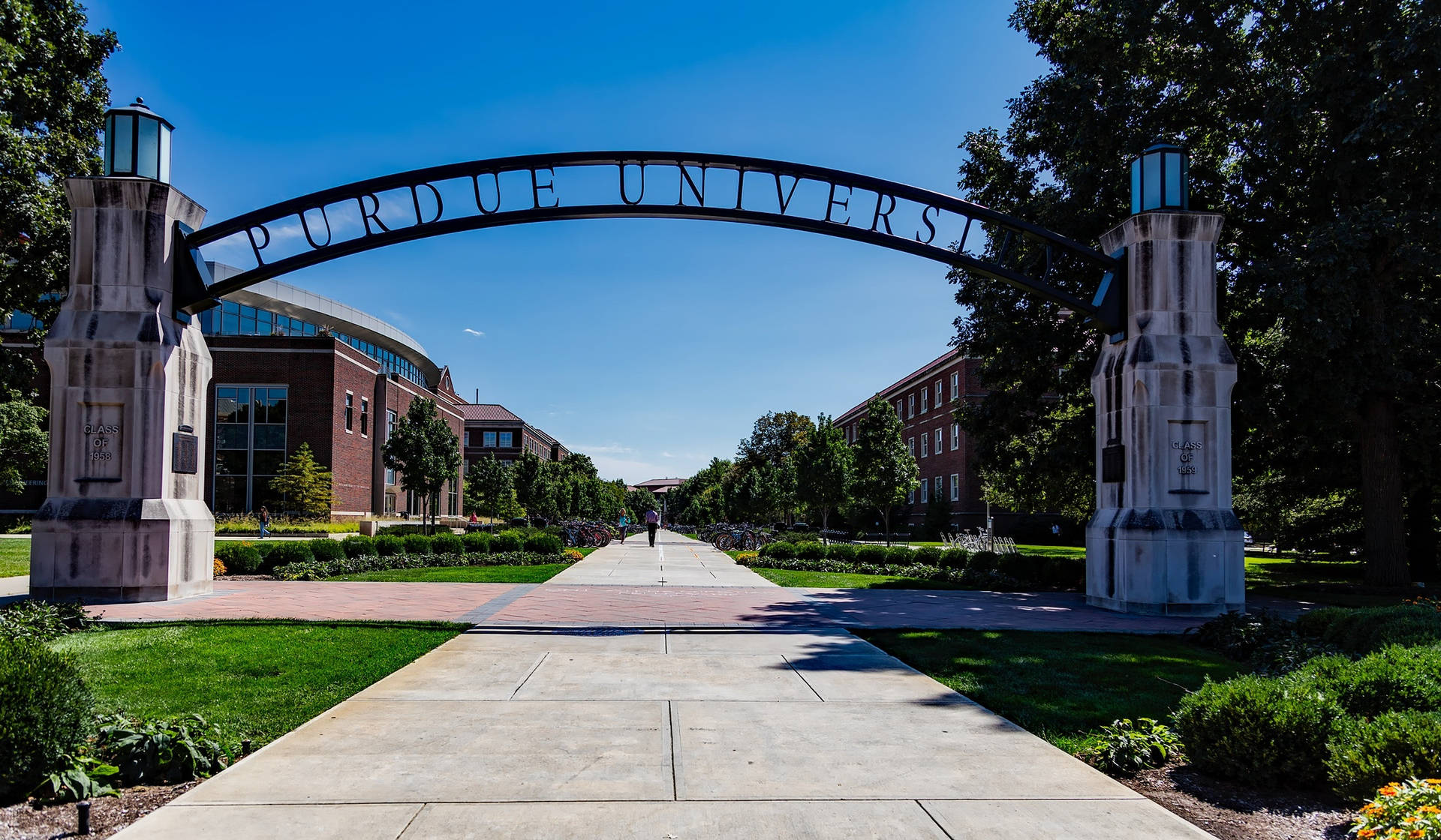 Scenic Walkway At Purdue University Background