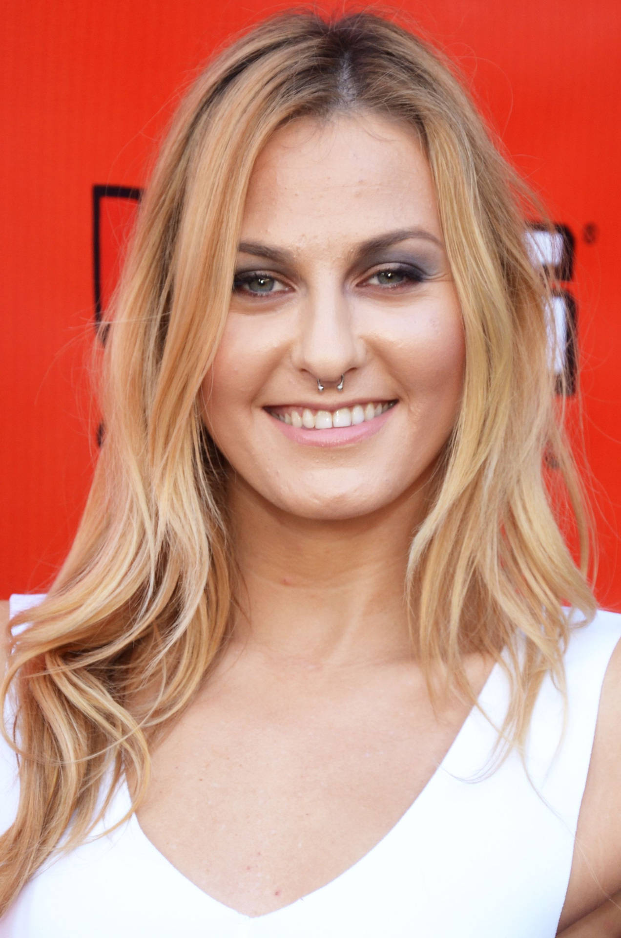 Scout Taylor-compton Red And White Aesthetic