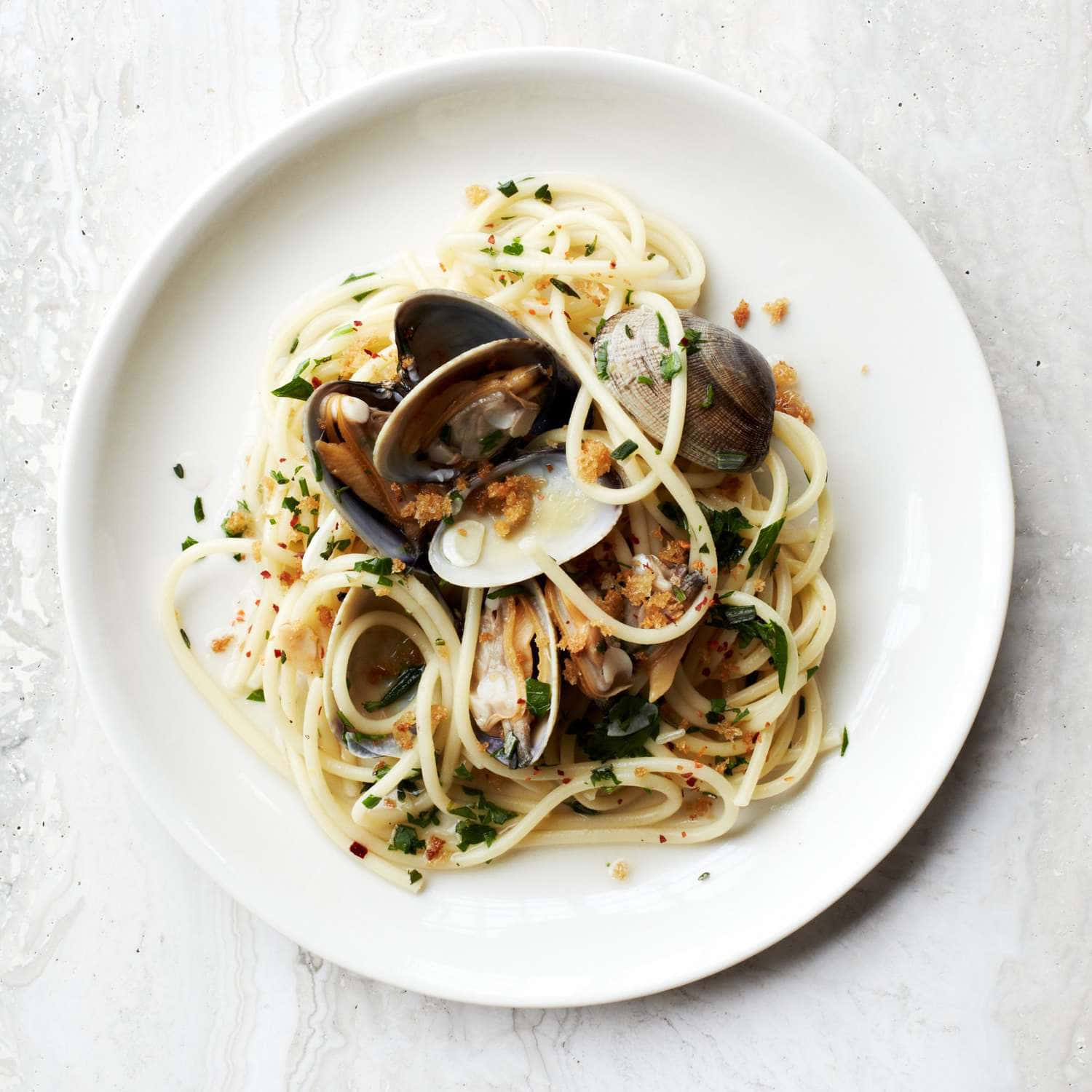 Scrumptious Spaghetti Alla Vongole Served With Crispy Bread Crumbs Background