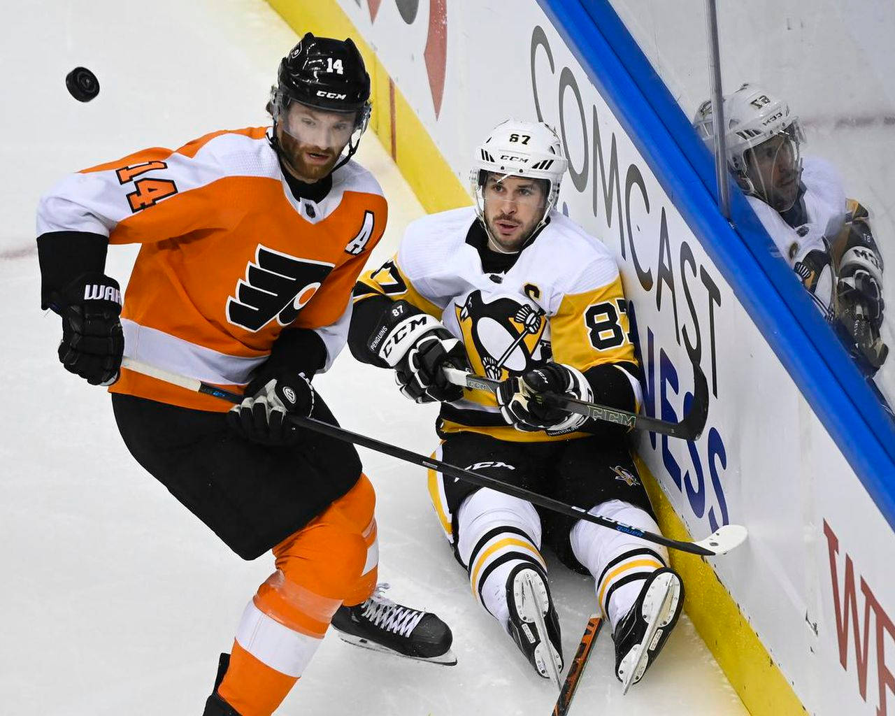 Sean Couturier Facing An Opponent Background