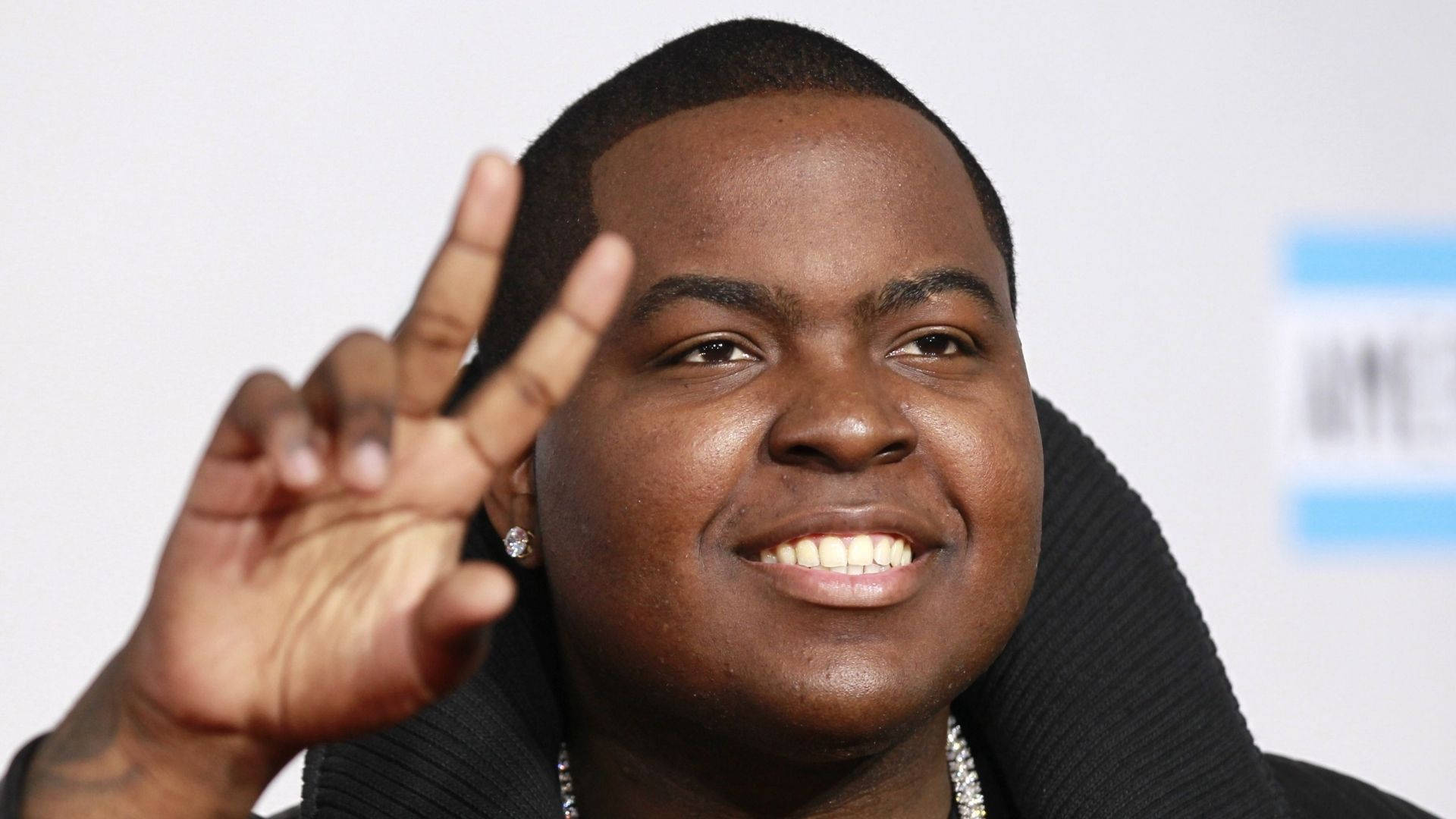 Sean Kingston Flashing A Peace Sign Background