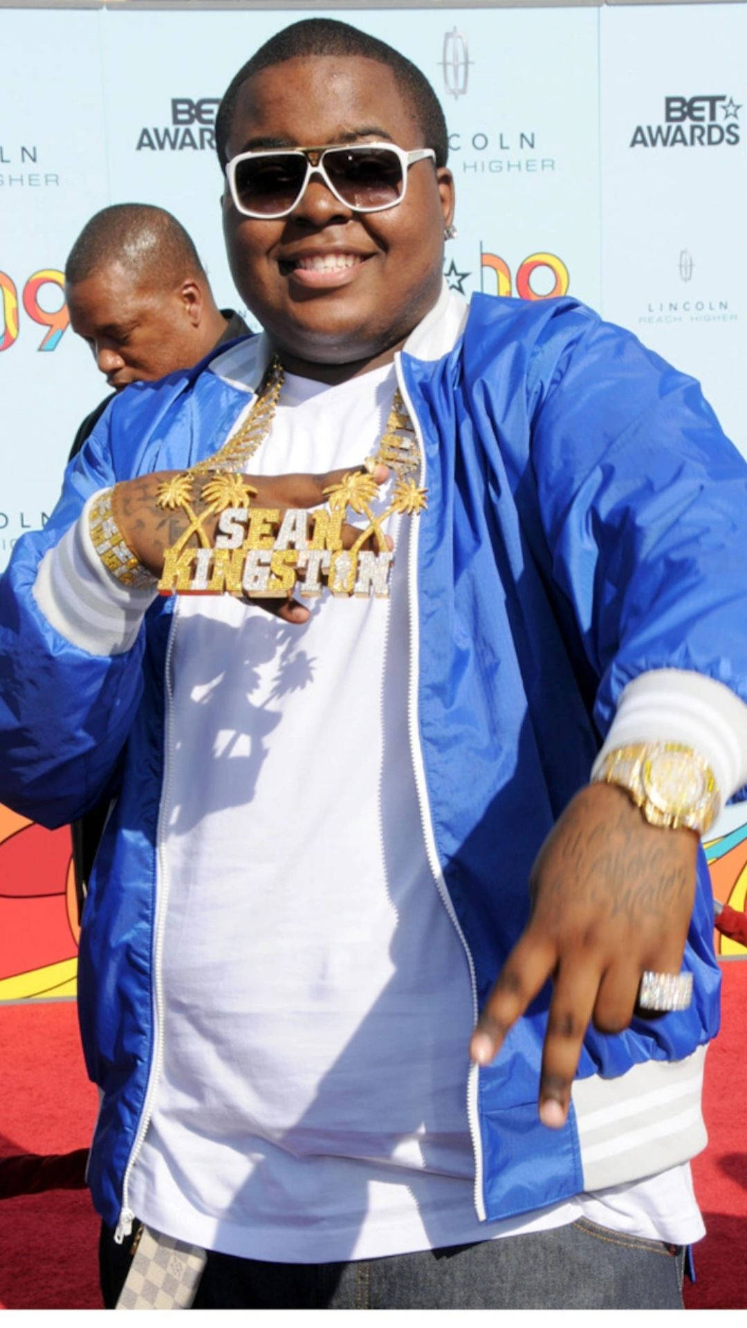 Sean Kingston Flaunting Bling-bling Background