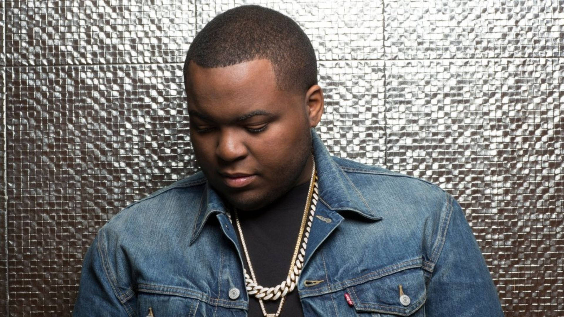 Sean Kingston Looking Down Background