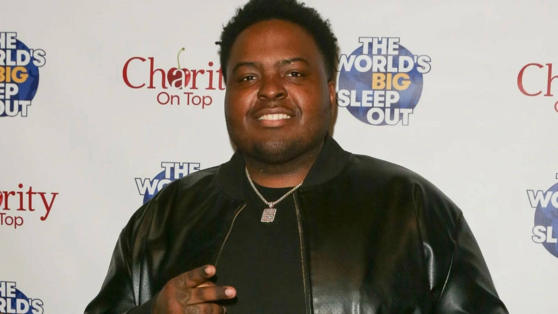 Sean Kingston Peace Sign Gesture Background