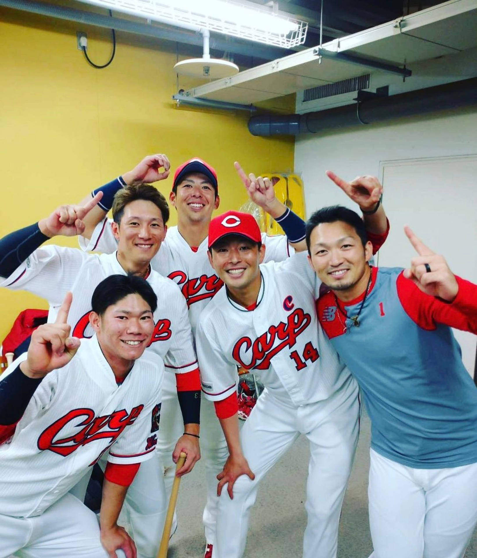 Seiya Suzuki With Japanese Players Background