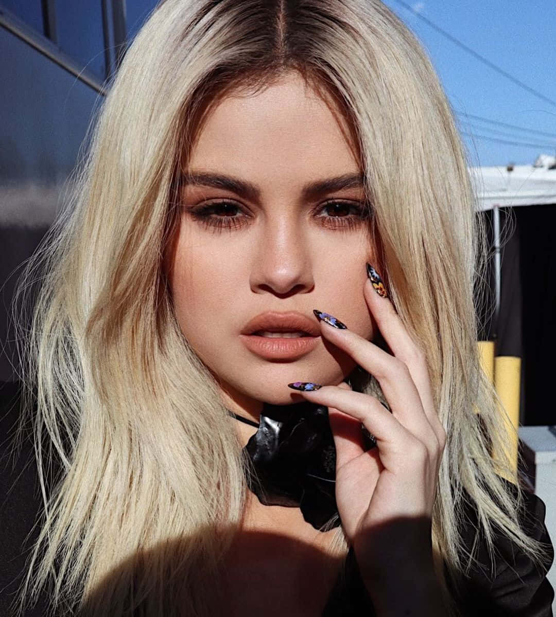 Selena Gomez Enjoying Life With Her New Iphone. Background