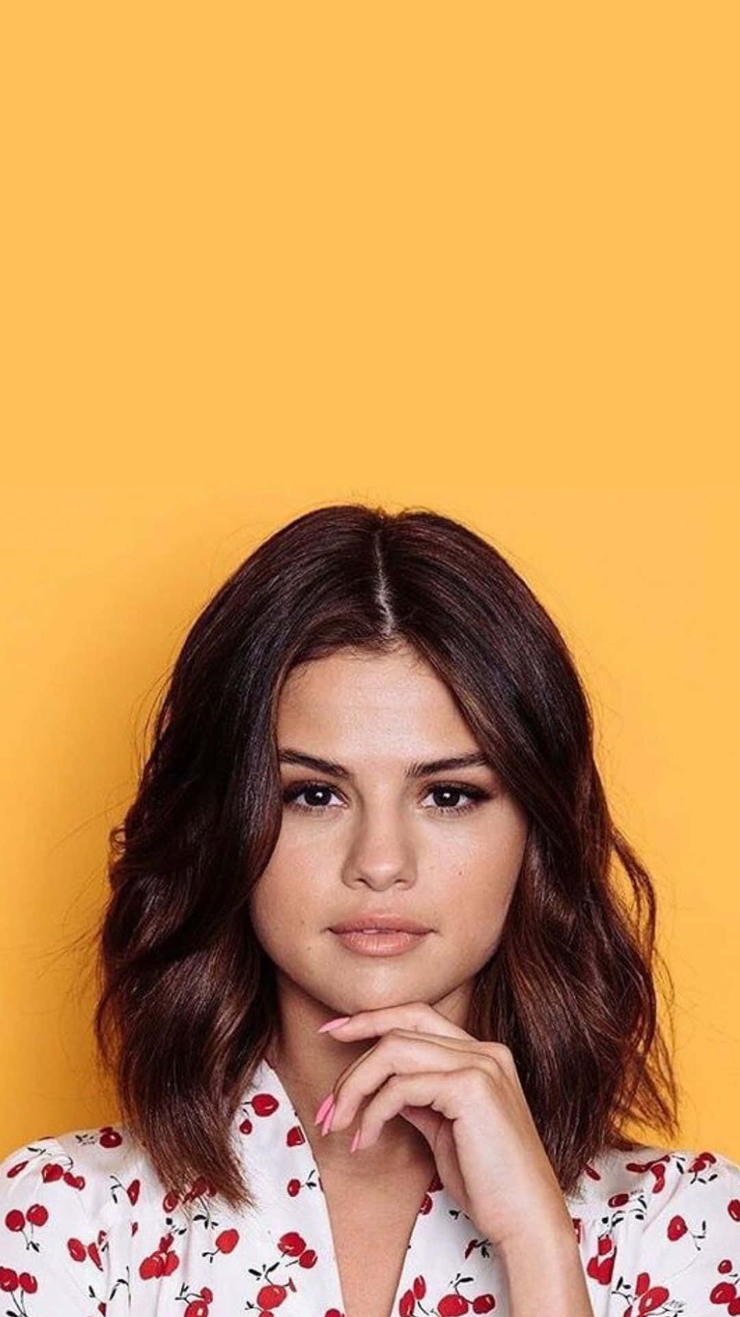 Selena Gomez Looks Beautiful While Glancing At Her New Iphone Background