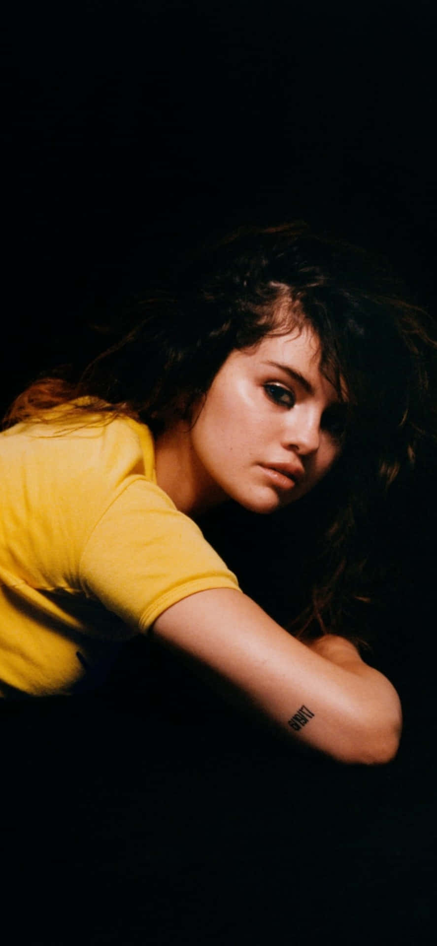 Selena Gomez Looks Chic While Accessorizing Her Iphone Both Stylishly And Smartly. Background